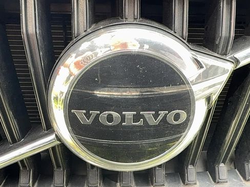 Certified 2022 Volvo XC60 B5 Momentum image 25