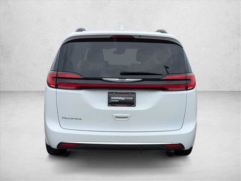 Used 2022 Chrysler Pacifica Touring-L image 6