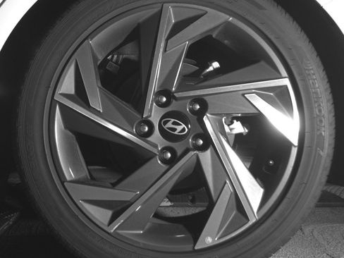 Used 2025 Hyundai Elantra SEL image 14