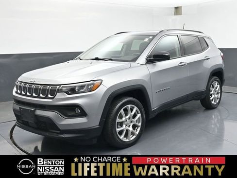 Used 2022 Jeep Compass Latitude w/ Sun and Sound Group AWD/4WD image 1