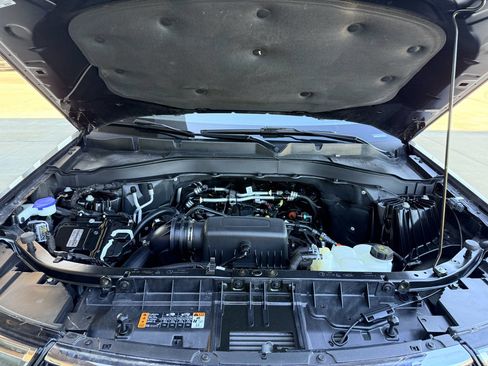 Used 2024 Ford Explorer XLT RWD image 28