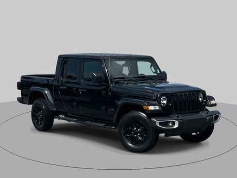 Used 2022 Jeep Gladiator Sport AWD/4WD image 2