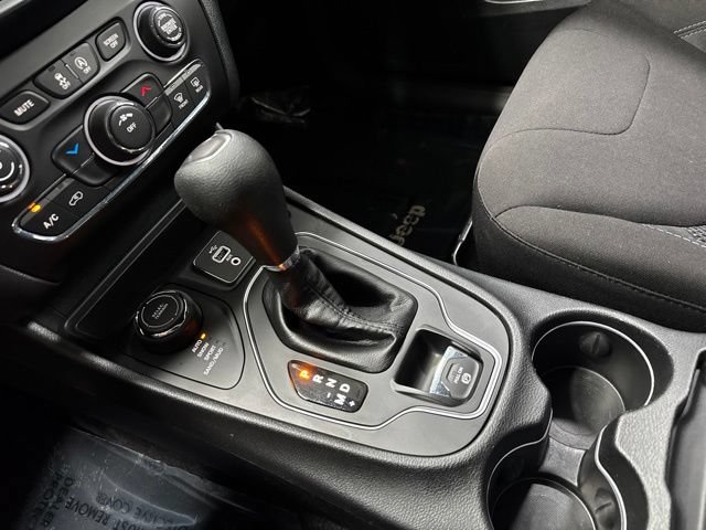 Used 2019 Jeep Cherokee Latitude w/ Popular Appearance Group AWD/4WD image 19