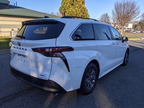 Used 2021 Toyota Sienna LE w/ LE Plus Package FWD image 4