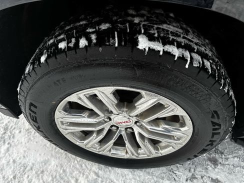 Used 2022 GMC Yukon SLT w/ SLT Premium Package image 9