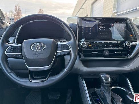 Used 2022 Toyota Highlander Platinum image 18