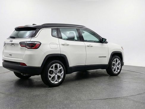 Used 2025 Jeep Compass Latitude AWD/4WD image 9