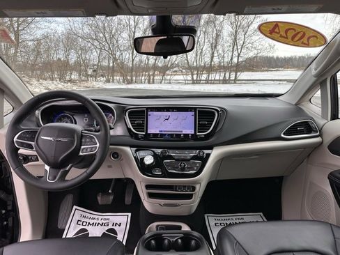 Used 2024 Chrysler Pacifica Touring-L image 13