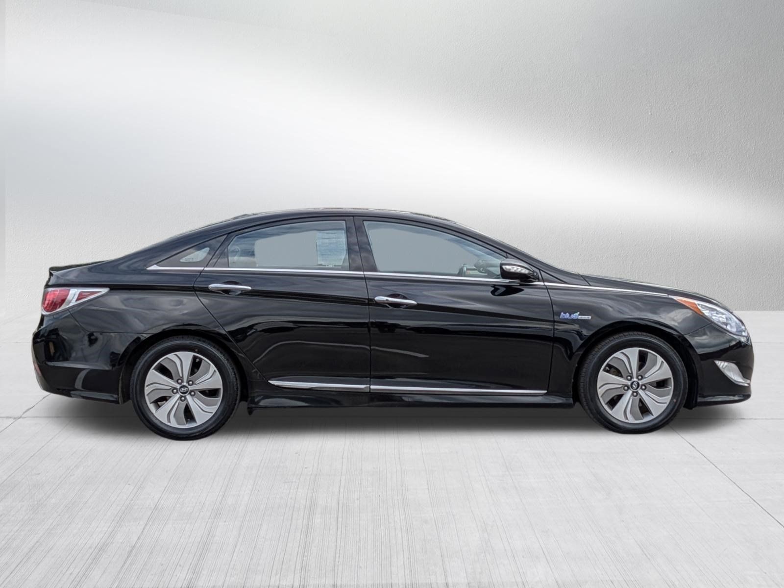 Used 2015 Hyundai Sonata Limited w/ Option Group 02 FWD image 8