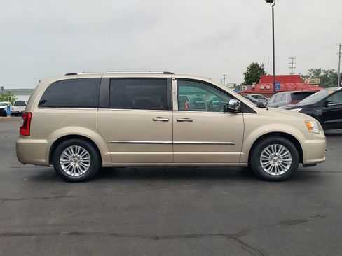 Used 2014 Chrysler Town & Country Limited w/ Luxury Group FWD image 5