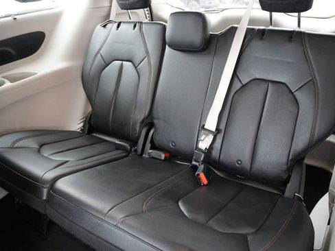 Certified 2017 Chrysler Pacifica Touring-L image 18