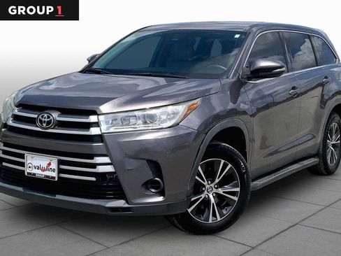 Used 2019 Toyota Highlander LE FWD image 1