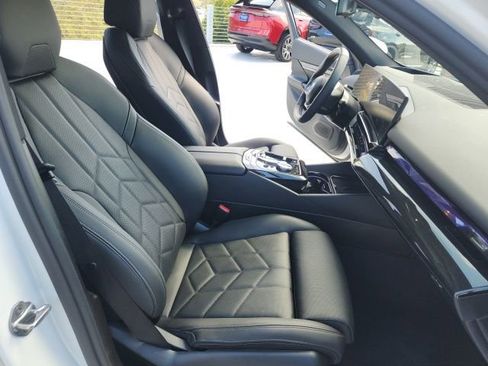 Used 2024 BMW i5 eDrive40i image 25