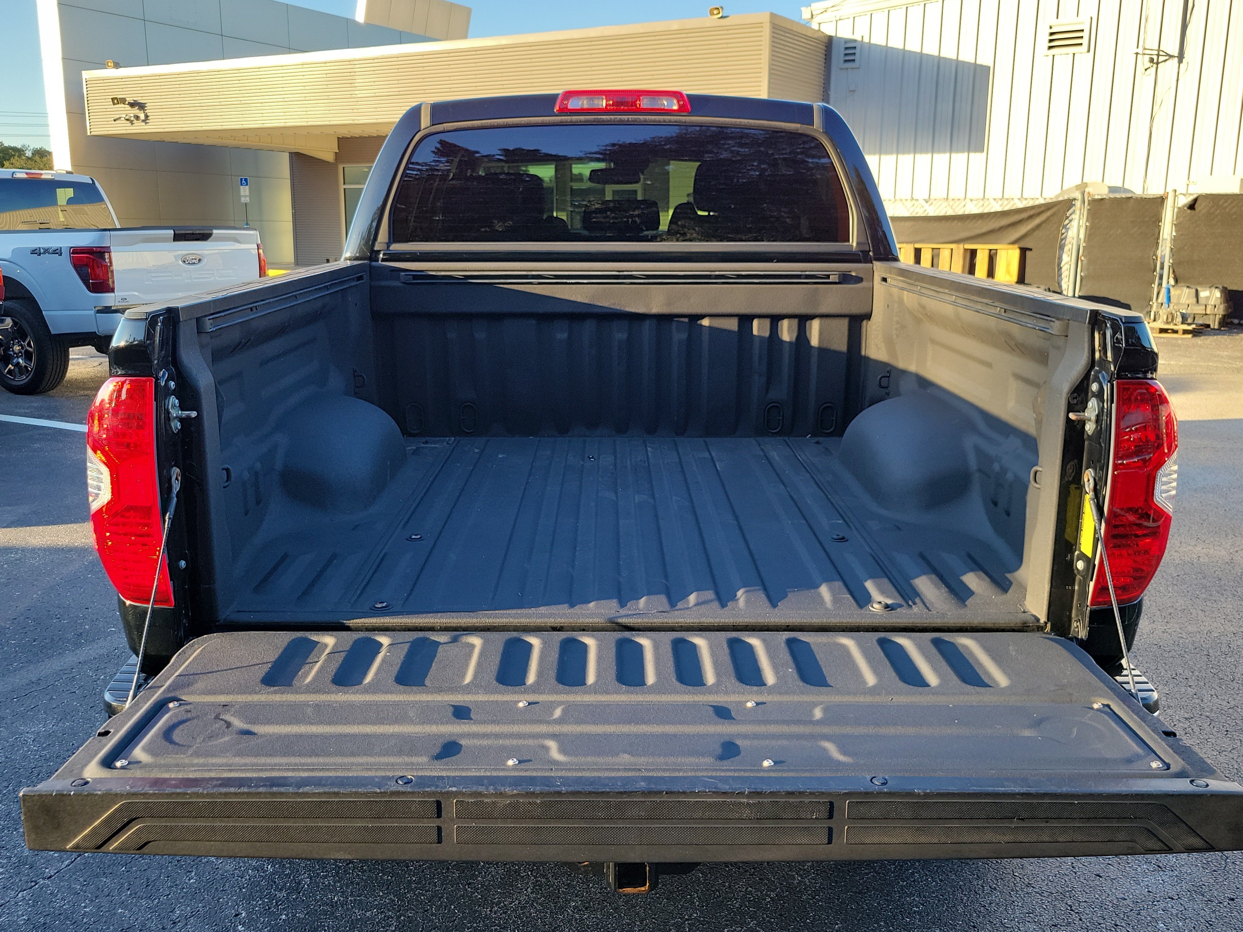 Used 2018 Toyota Tundra SR5 w/ SR5 Upgrade Package AWD/4WD image 8