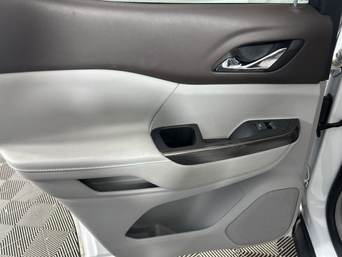 Used 2023 GMC Acadia SLT image 36