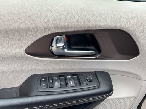 Used 2023 Chrysler Voyager LX image 18