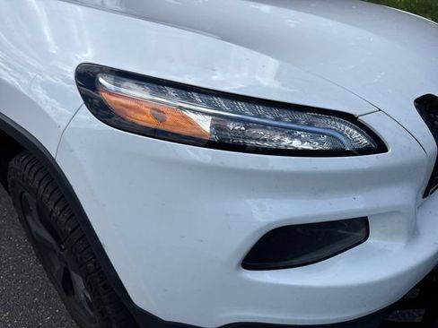 Used 2018 Jeep Cherokee Latitude w/ Altitude Package AWD/4WD image 12