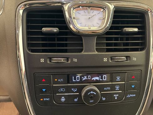 Used 2016 Chrysler Town & Country Touring-L w/ Driver Convenience Group FWD image 16