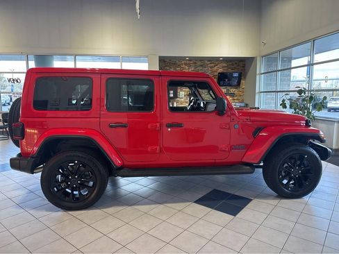 Used 2025 Jeep Wrangler Sahara image 14