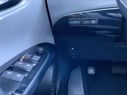 Used 2016 Toyota Prius Four FWD image 32