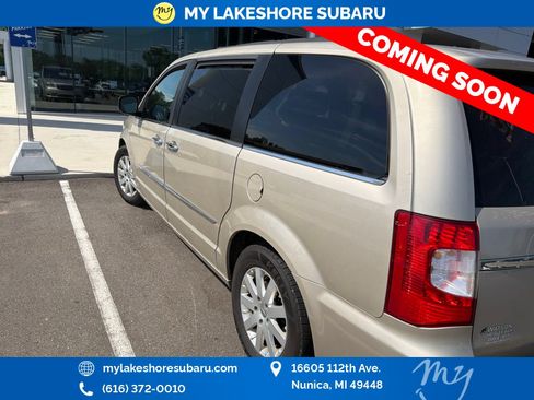 Used 2015 Chrysler Town & Country Touring w/ Driver Convenience Group FWD image 6