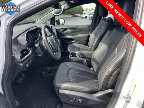 Used 2025 Chrysler Pacifica Select image 10