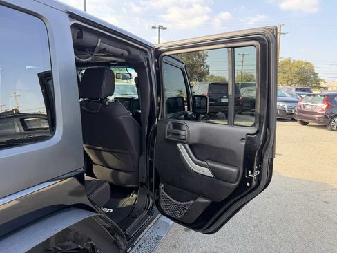 Used 2013 Jeep Wrangler Unlimited Sahara w/ Connectivity Group AWD/4WD image 30