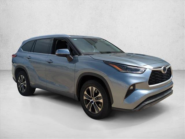 Used 2021 Toyota Highlander XLE FWD image 3