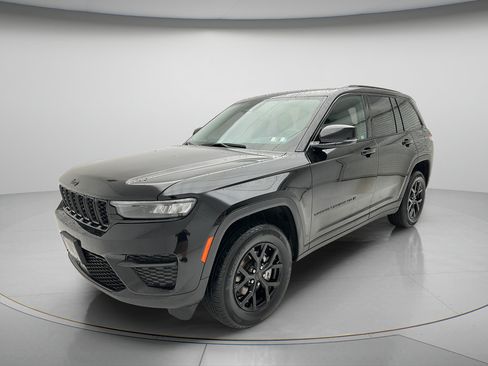 Used 2025 Jeep Grand Cherokee Altitude AWD/4WD image 8