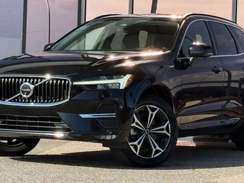 Used 2022 Volvo XC60 B5 Momentum image 2