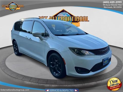 Used 2019 Chrysler Pacifica Touring-L w/ S Appearance Package image 2