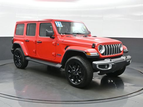 Used 2025 Jeep Wrangler Unlimited Sahara AWD/4WD image 11