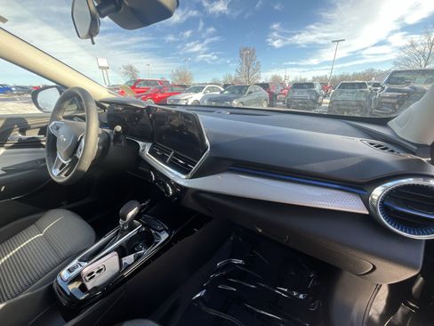 Certified 2025 Chevrolet Trax LT w/ LT Convenience Package image 28