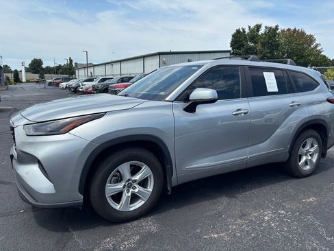 Used 2023 Toyota Highlander L FWD image 2
