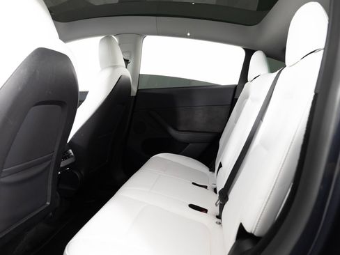 Used 2024 Tesla Model Y Long Range AWD/4WD image 18