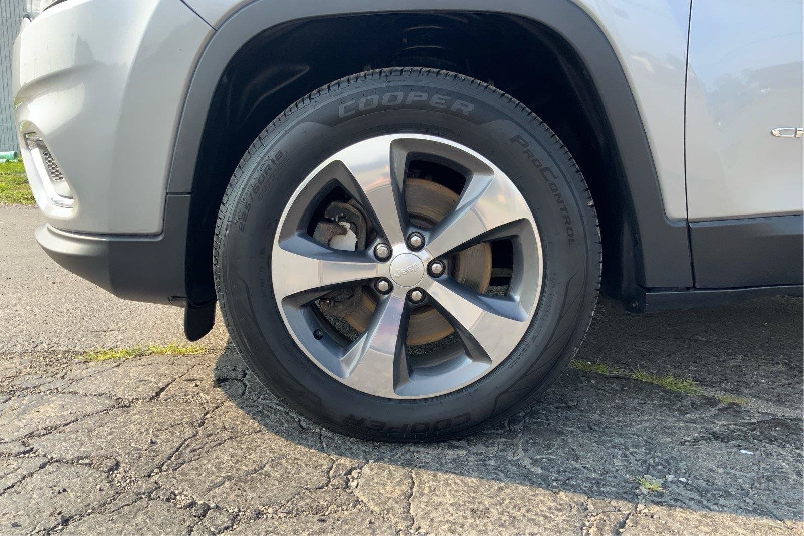Used 2019 Jeep Cherokee Limited AWD/4WD image 24