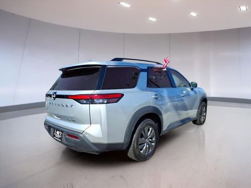 Used 2024 Nissan Pathfinder SV image 4