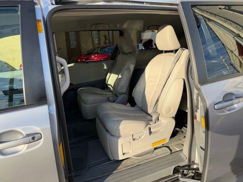 Used 2014 Toyota Sienna XLE image 31