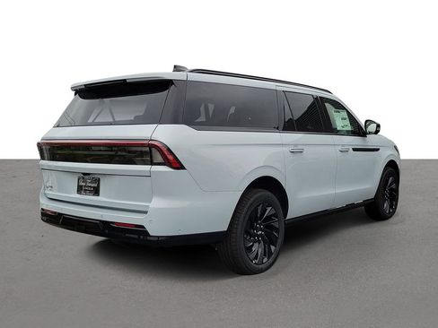 New 2025 Lincoln Navigator L Reserve w/ Jet Appearance Package image 4