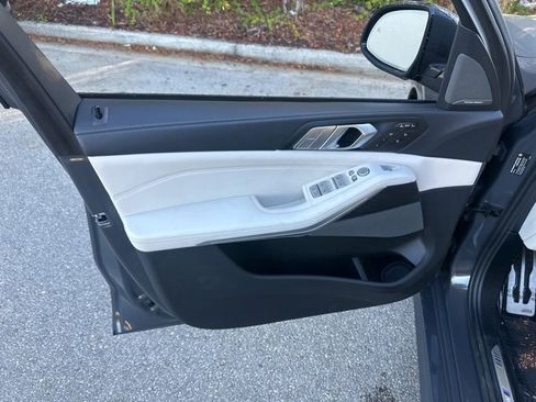 Used 2022 BMW X7 M50i image 16