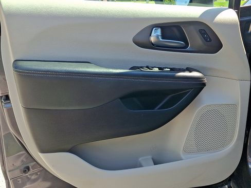 Certified 2023 Chrysler Pacifica Touring-L FWD image 14