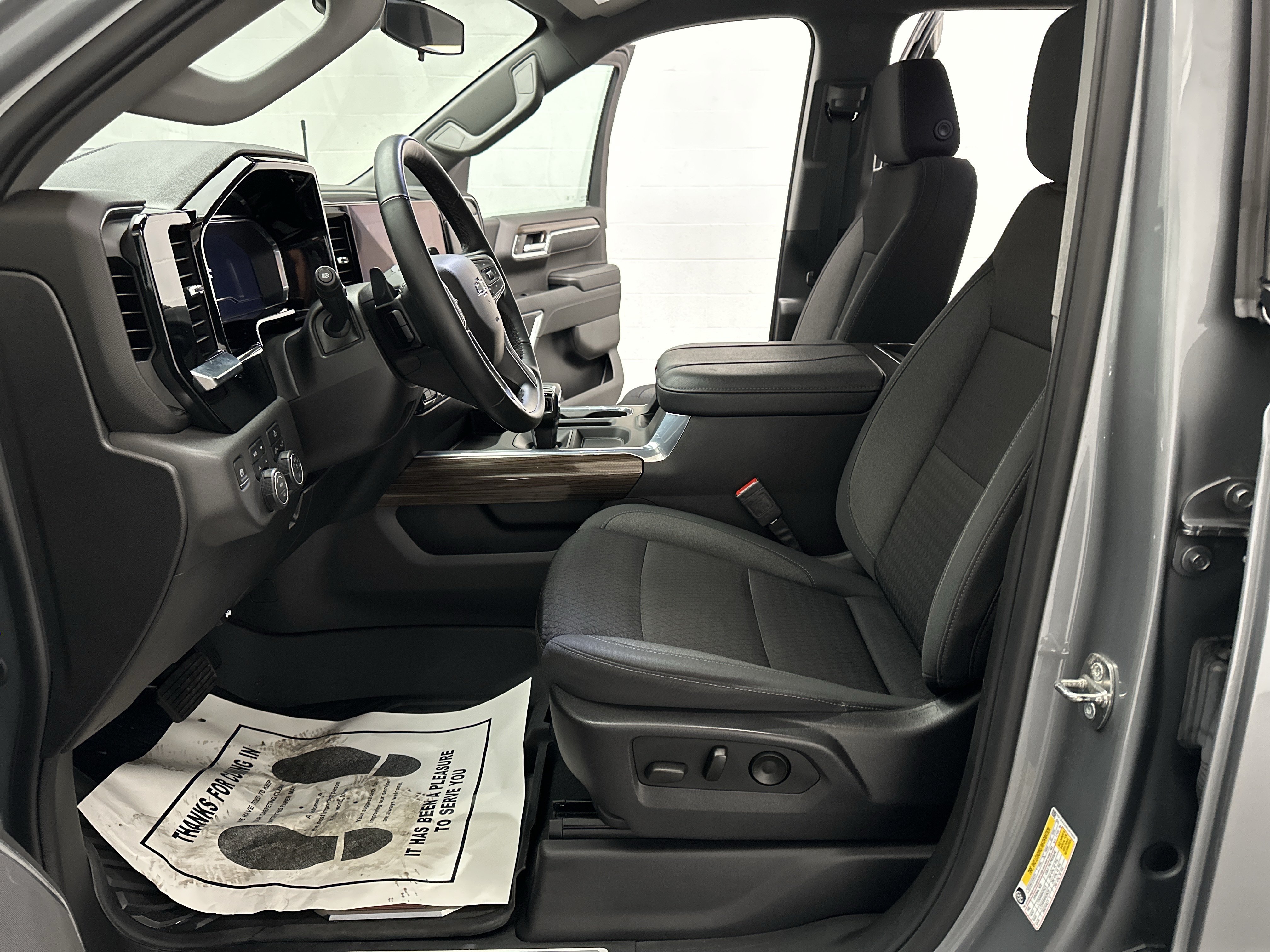 Used 2024 Chevrolet Silverado 1500 LT Trail Boss w/ LPO, Dark Essentials Package AWD/4WD image 17