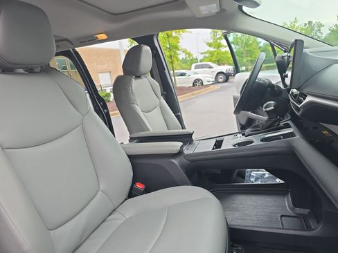 Used 2025 Toyota Sienna XLE FWD image 10