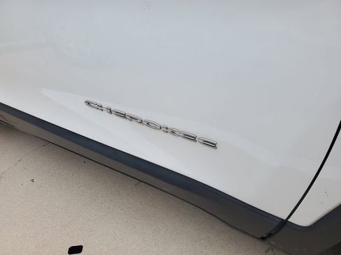 Used 2019 Jeep Cherokee Latitude Plus FWD image 5