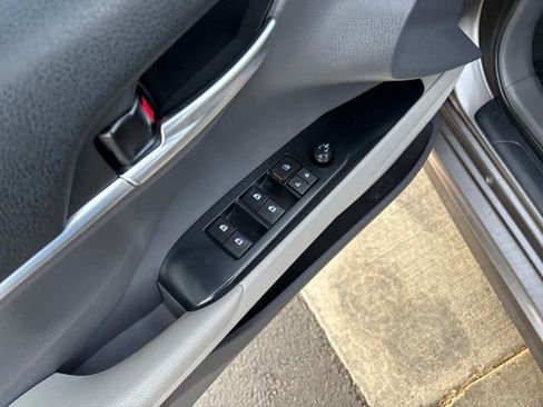 Used 2020 Toyota Camry SE image 11