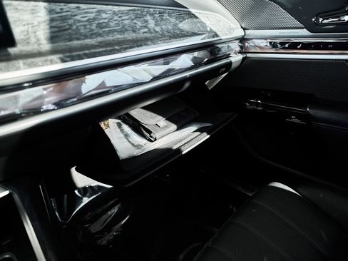 Used 2024 BMW 740i w/ Premium Package RWD image 47