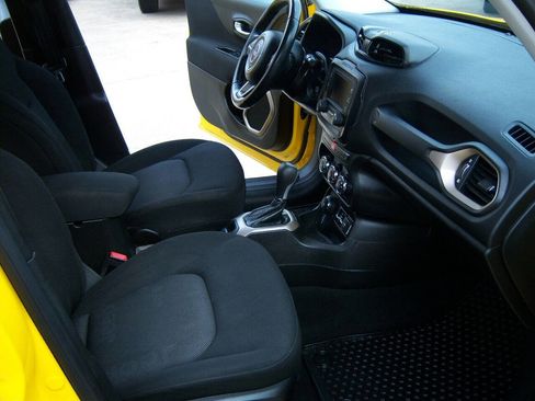 Used 2017 Jeep Renegade Latitude w/ Cold Weather Group image 13