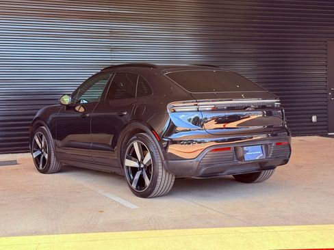 Certified 2025 Porsche Macan 4 Electric AWD/4WD image 3