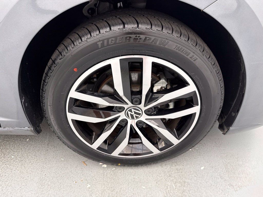 Used 2025 Volkswagen Jetta SE FWD image 13