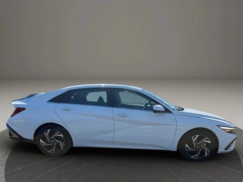 Used 2025 Hyundai Elantra SEL FWD image 4